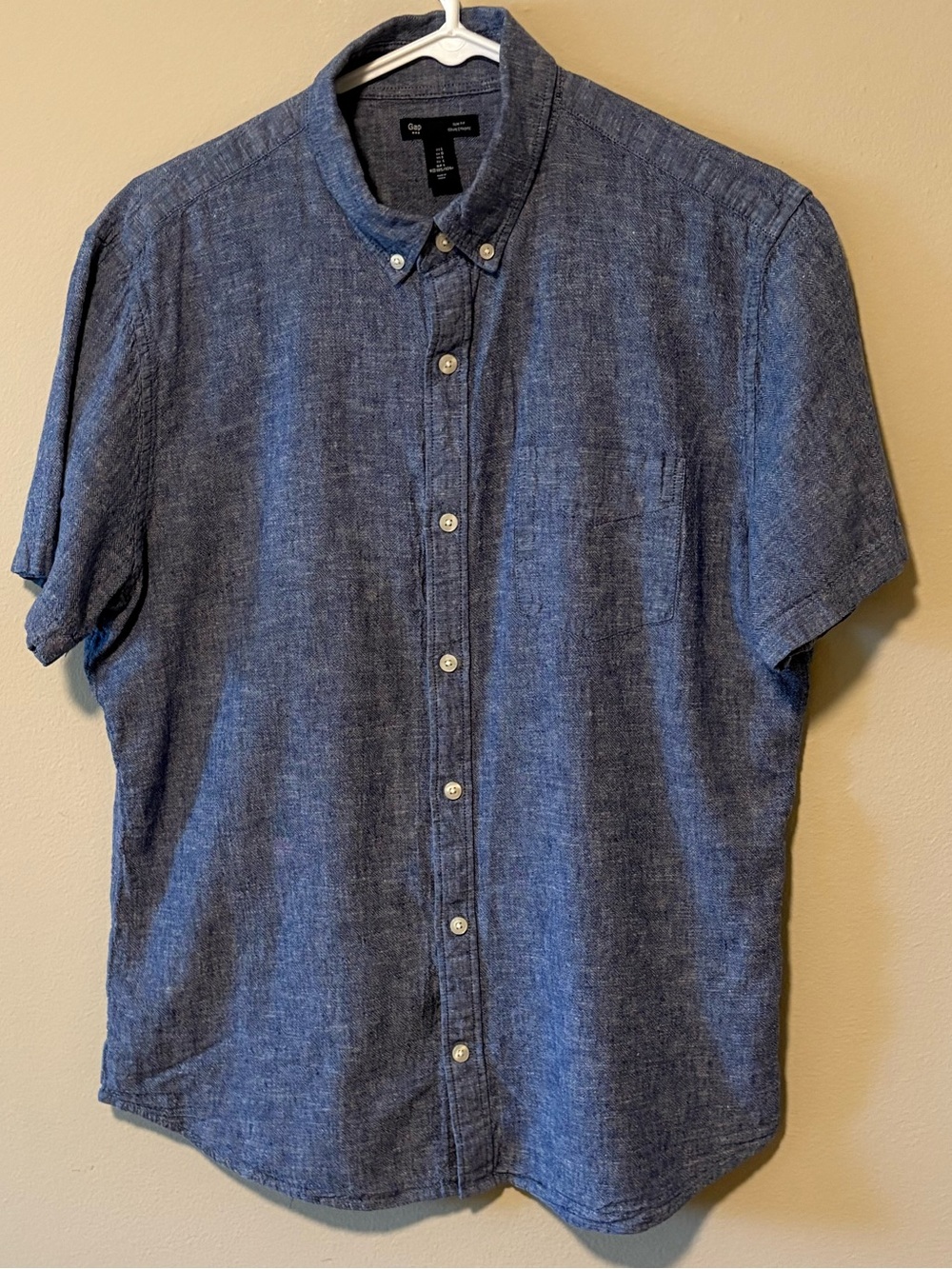 Gap Men’s Short-Sleeve Button-Down Shirt in Chambray Blue